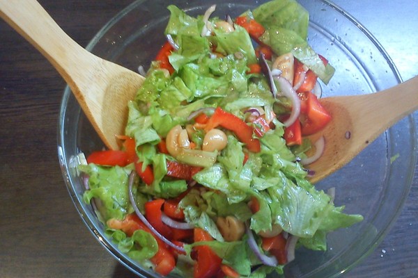 Легкий салат с маринованными шампиньонами